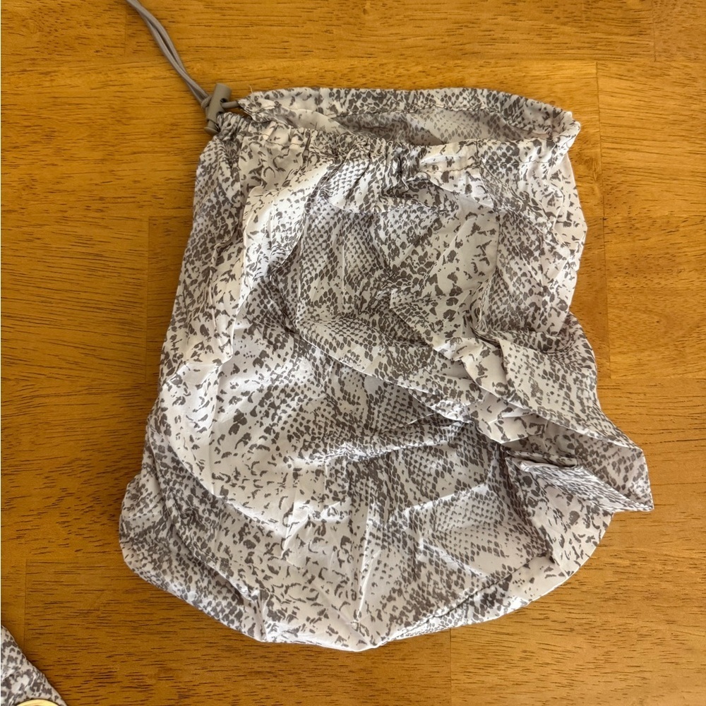 Bernardo Women’s Gray And White Snake Print Packable Puffer Jacket Coat XS - Picture 12 of 15